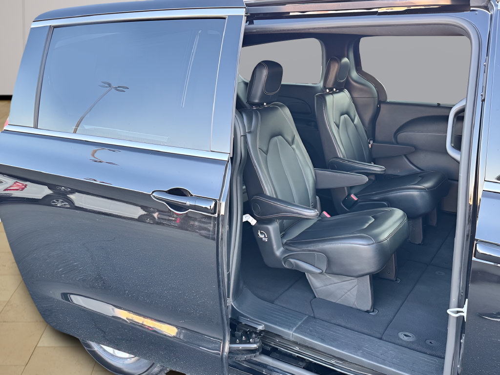 Used 2025 Chrysler Pacifica Select FWD image 27