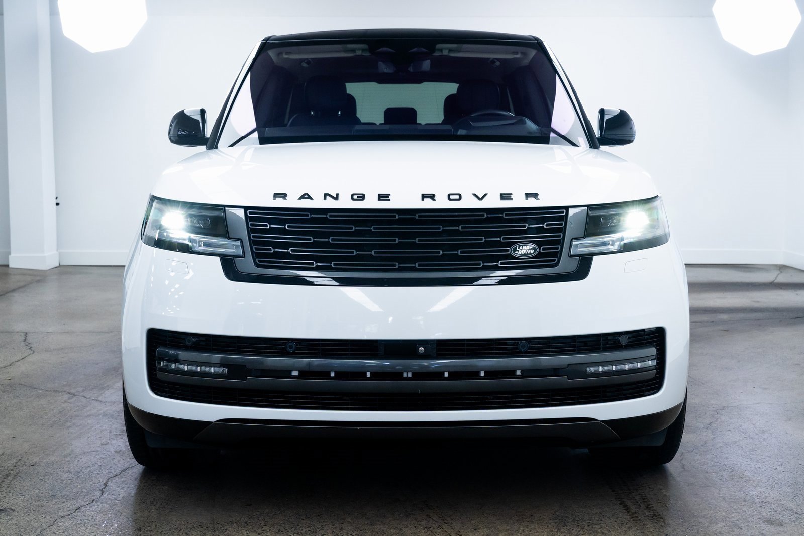Used 2022 Land Rover Range Rover SE image 2