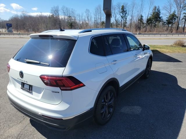 Used 2024 Volkswagen Tiguan SE w/ Panoramic Sunroof Package image 4