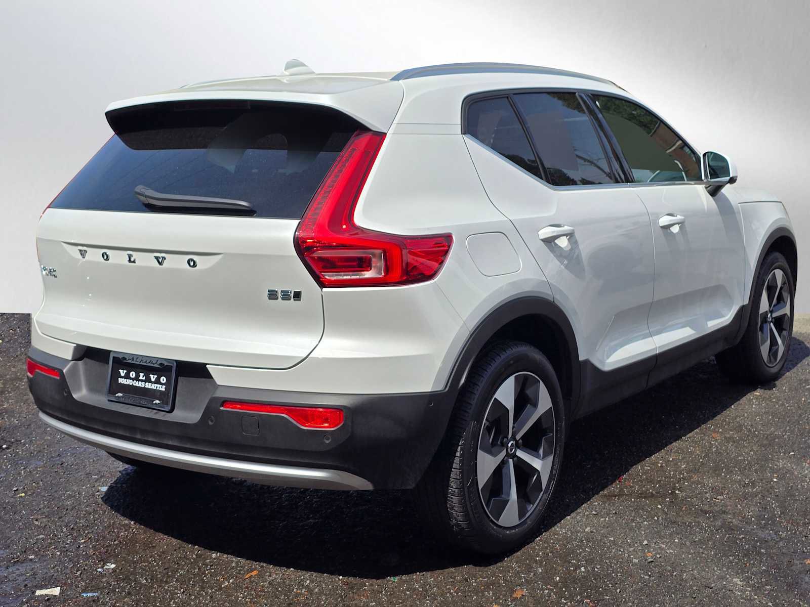 Certified 2024 Volvo XC40 B5 Plus image 5