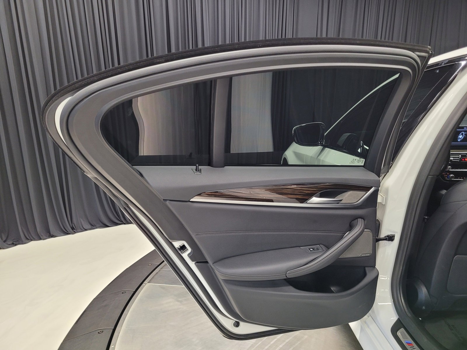 Used 2021 BMW 540i w/ M Sport Package image 28