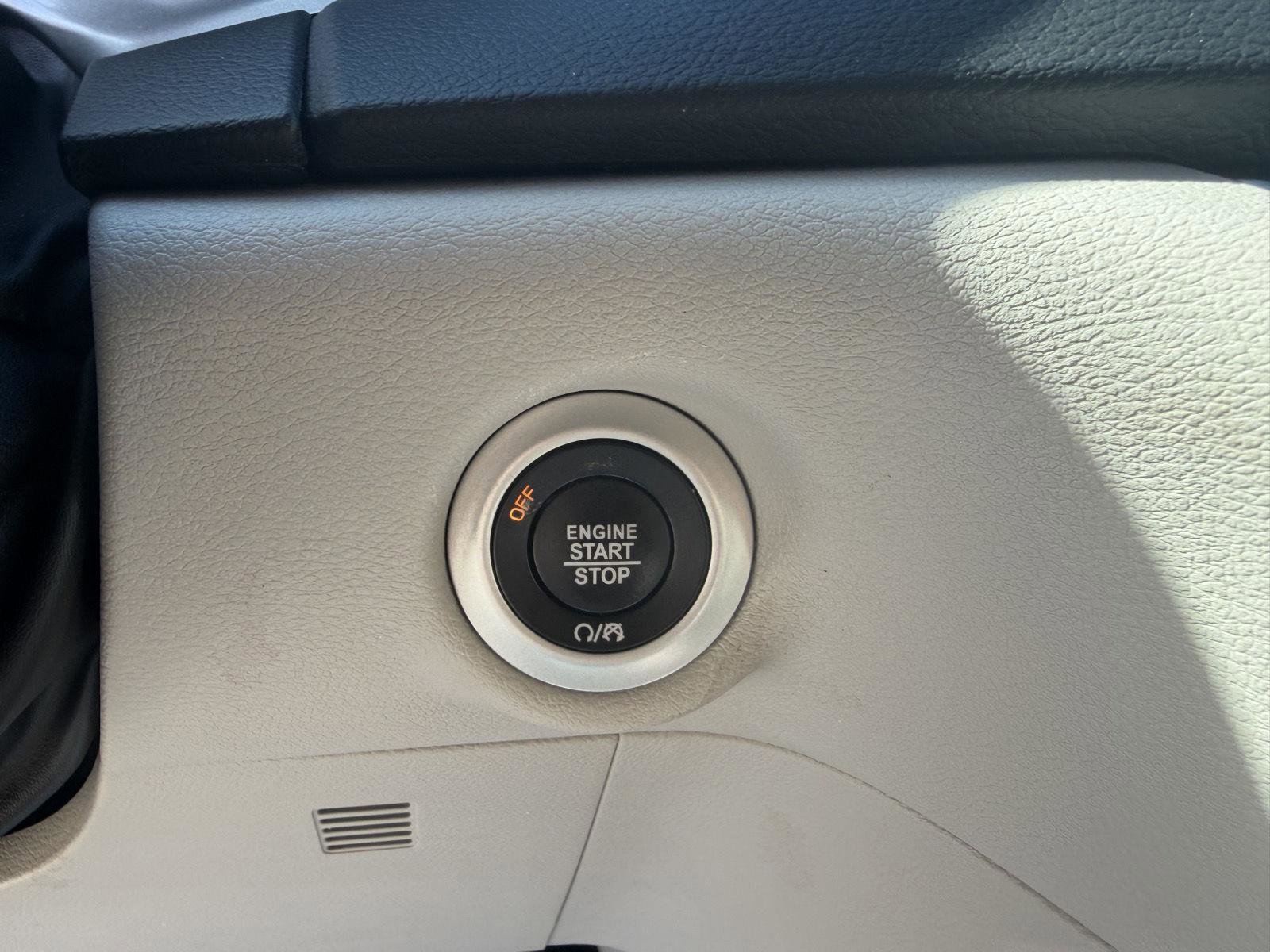 Used 2023 Chrysler Pacifica Touring-L FWD image 23