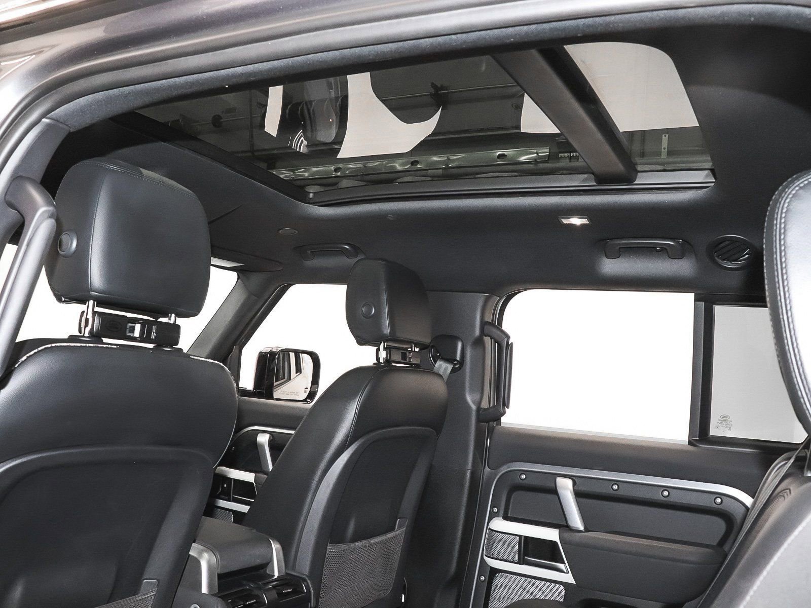 Used 2023 Land Rover Defender 130 X-Dynamic SE image 21