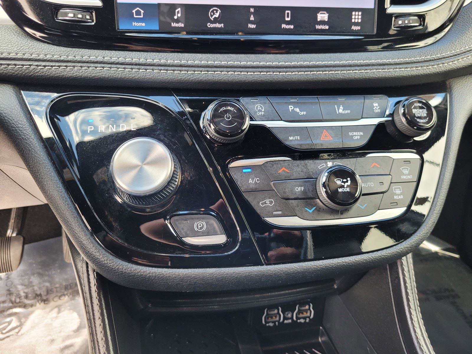 Used 2025 Chrysler Pacifica Limited image 28