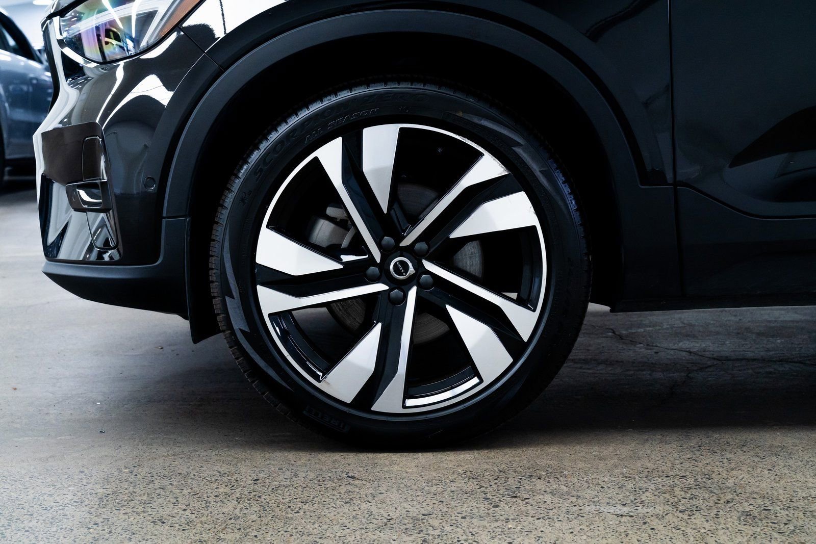 Used 2025 Volvo XC40 B5 Plus image 7