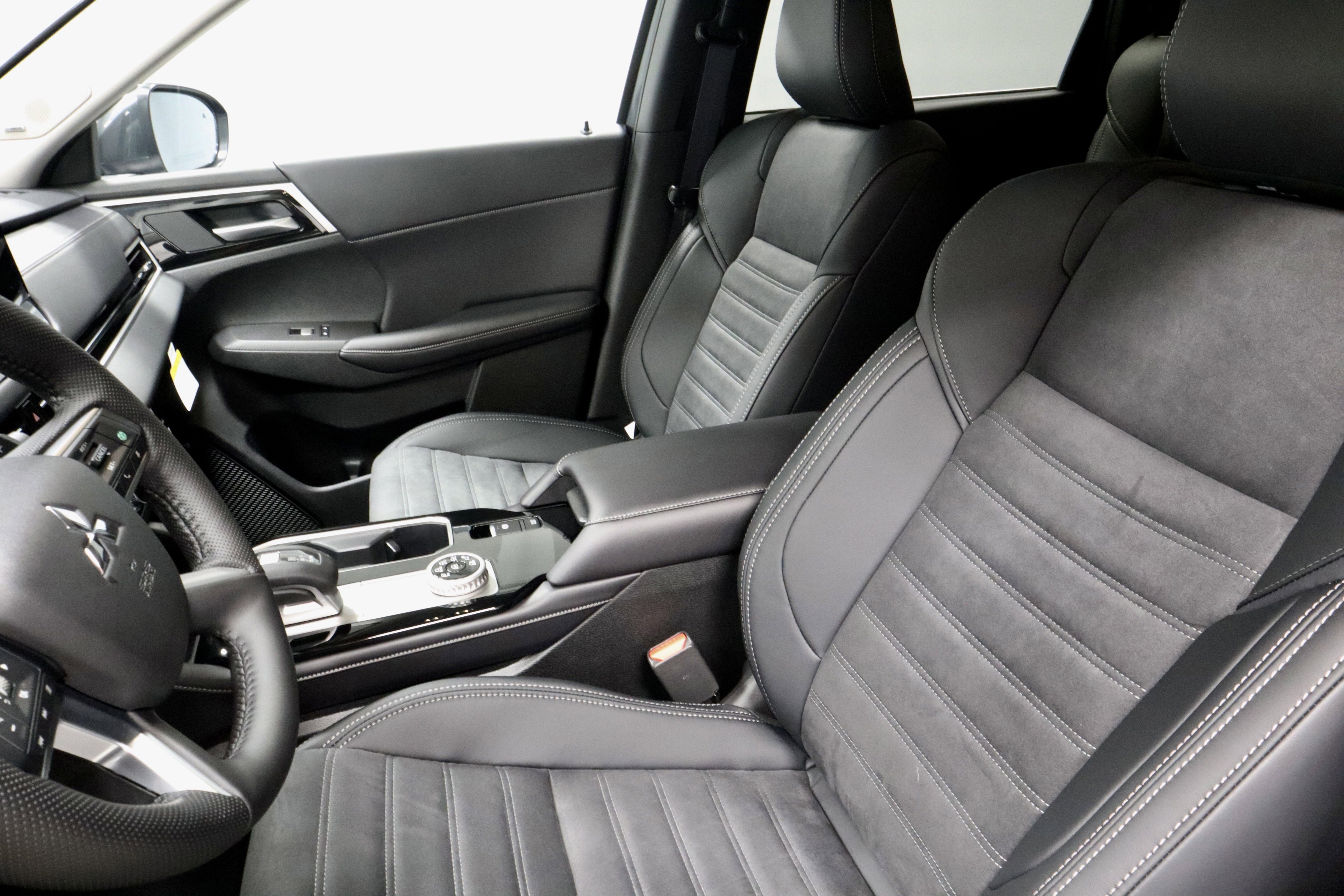 New 2026 Mitsubishi Outlander SE image 17