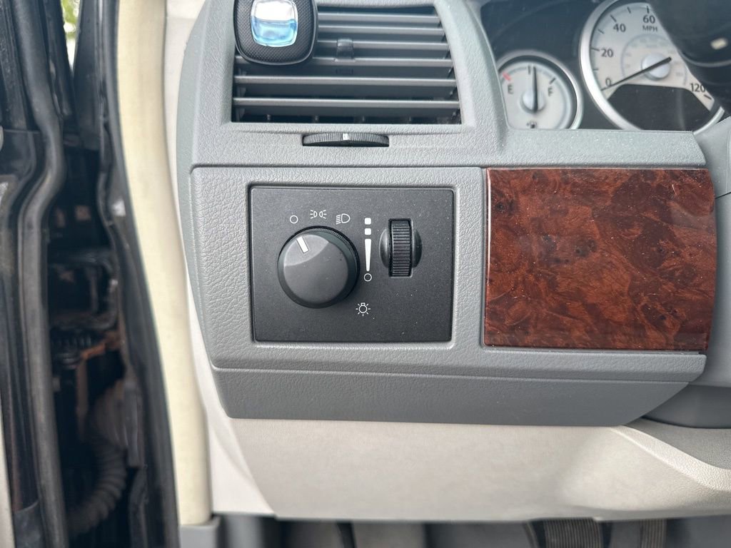 Used 2010 Chrysler Town & Country LX FWD image 19