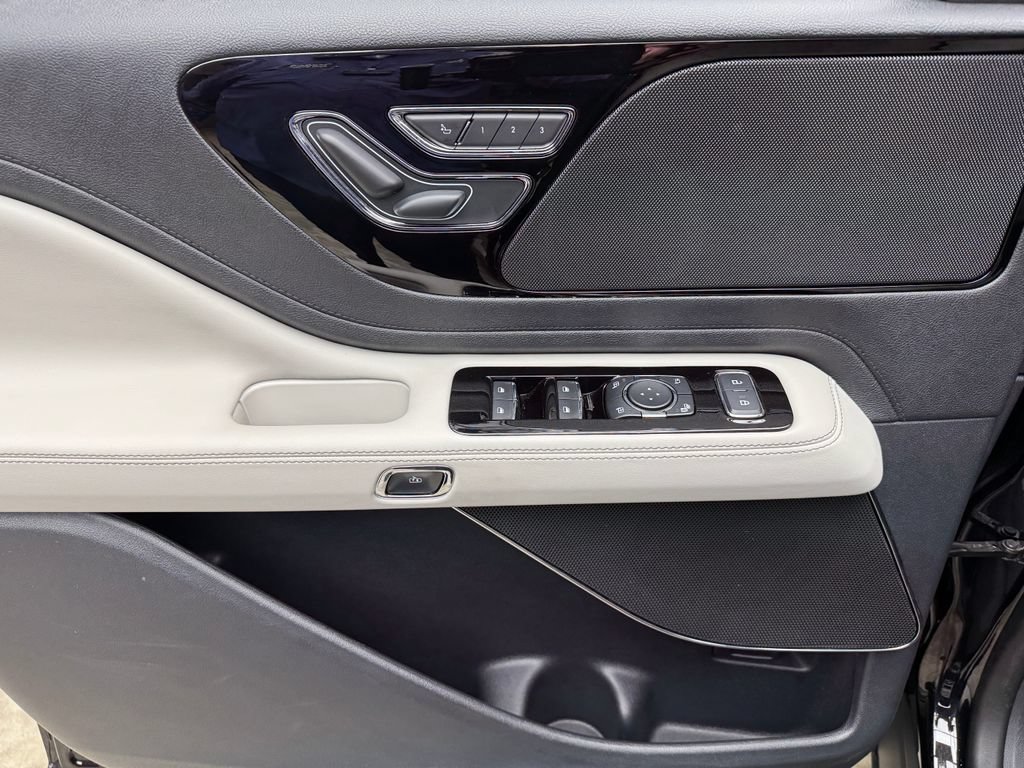 Used 2025 Lincoln Aviator AWD image 10