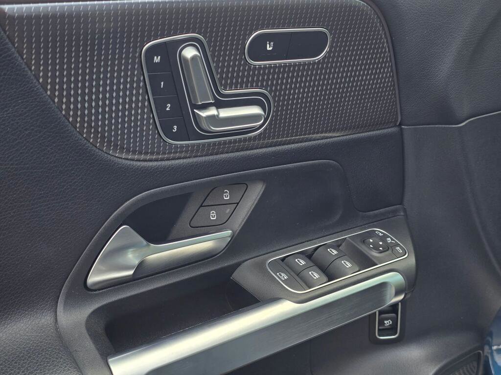 Used 2023 Mercedes-Benz GLB 250 4MATIC w/ Premium Package image 37