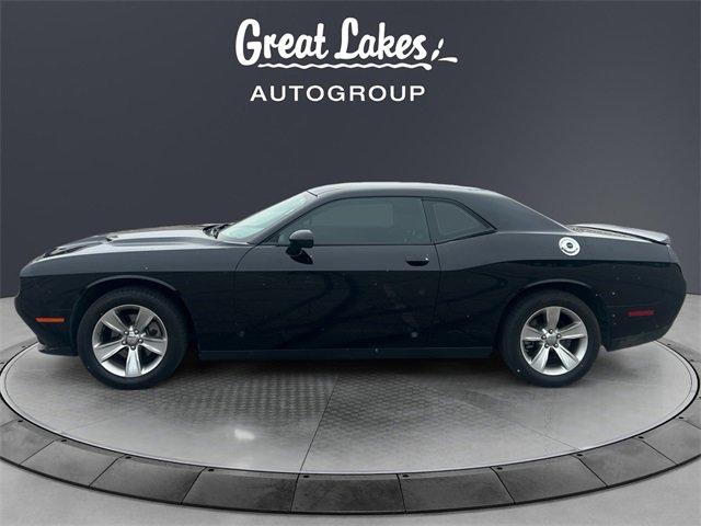Used 2022 Dodge Challenger SXT image 2