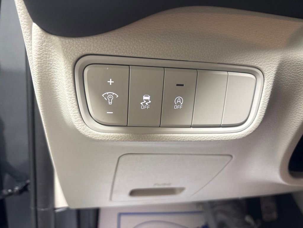 Used 2025 Kia Soul LX w/ LX Technology Package FWD image 17