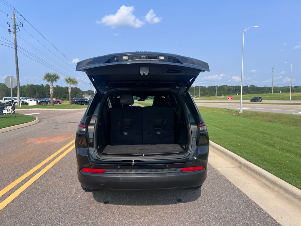 Used 2024 Jeep Grand Cherokee L Altitude RWD image 4