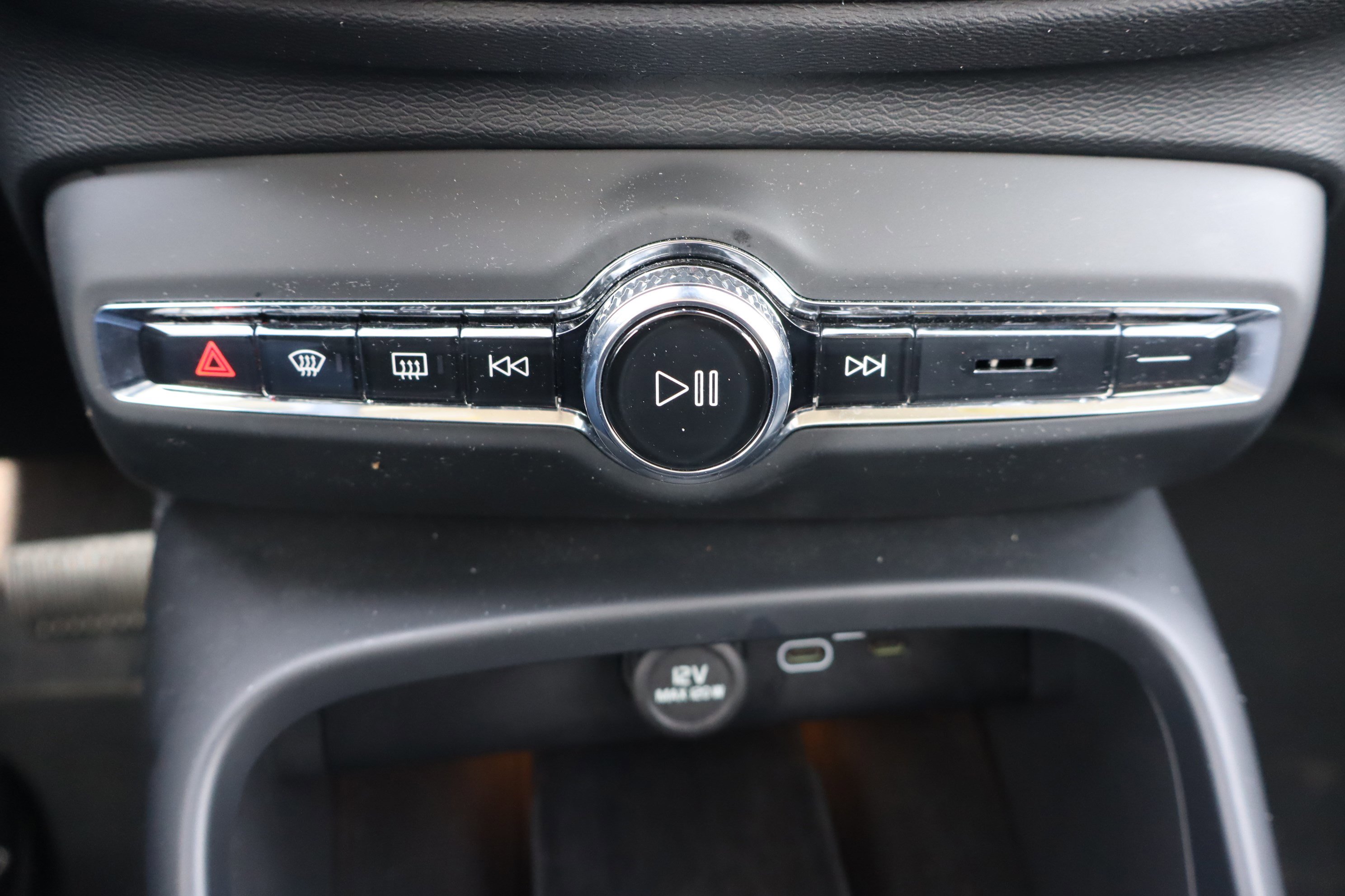 Used 2025 Volvo XC40 B5 Core image 27