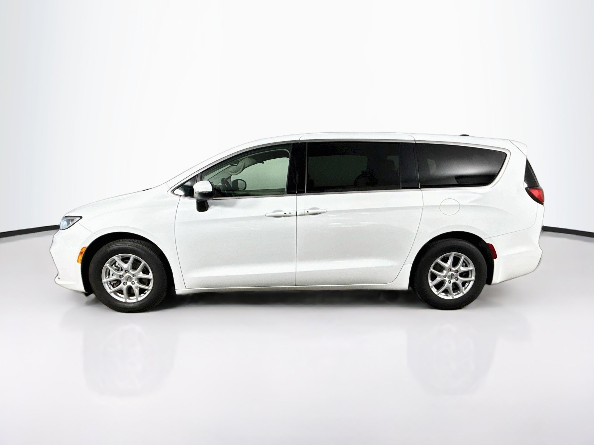 Used 2023 Chrysler Pacifica Touring-L FWD image 7