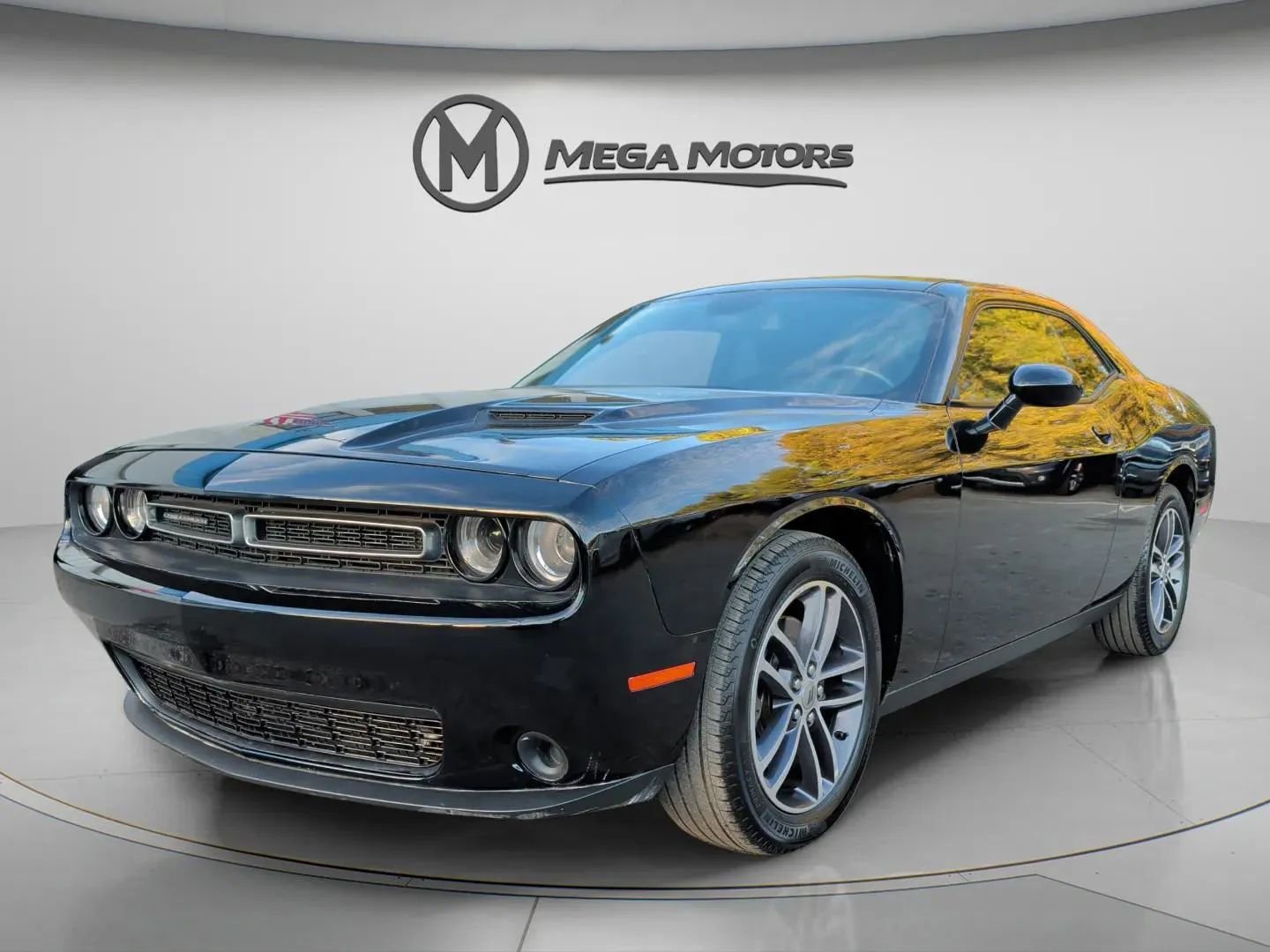 Used 2019 Dodge Challenger SXT AWD/4WD image 1