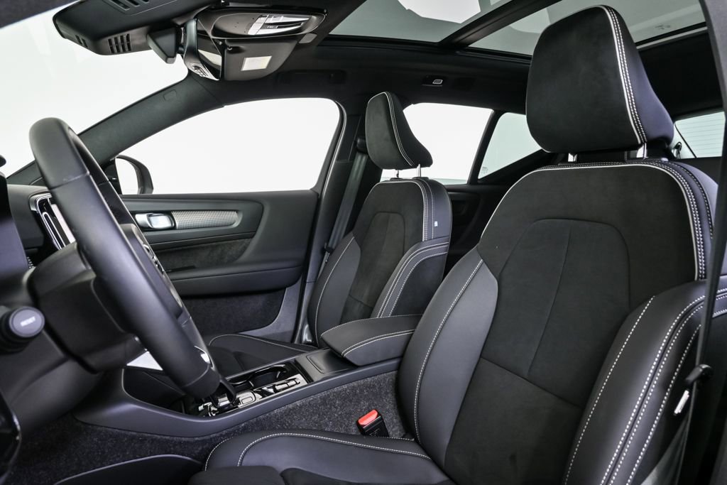 Certified 2025 Volvo XC40 B5 Plus image 7