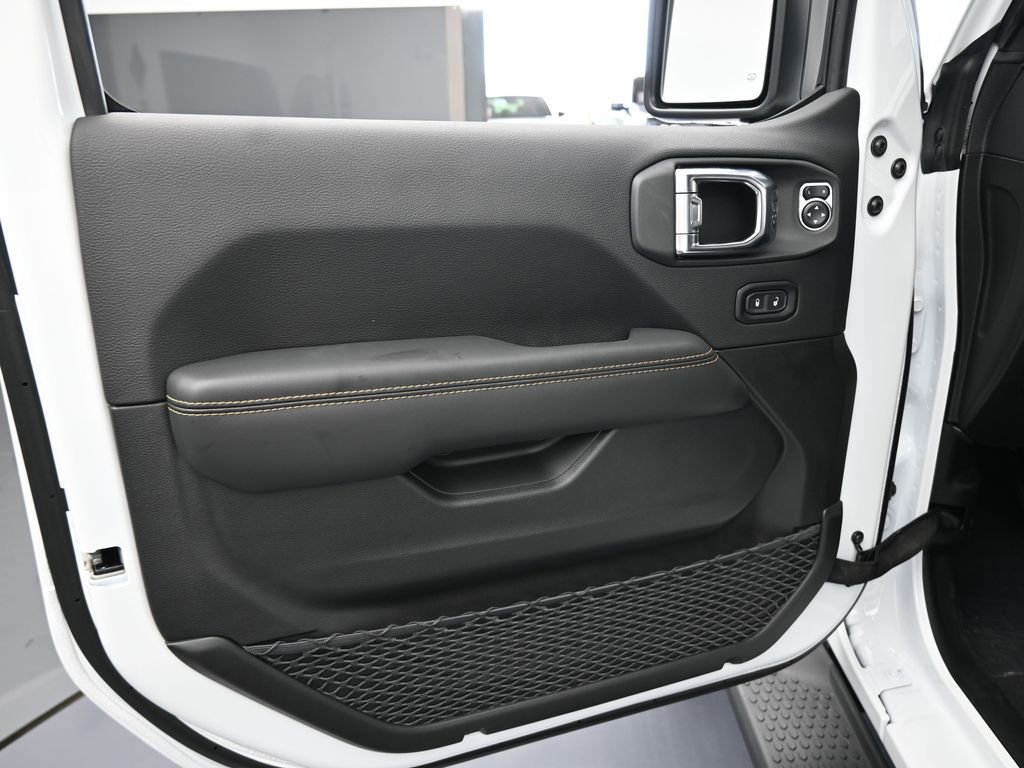 Used 2025 Jeep Wrangler Unlimited Sahara AWD/4WD image 15