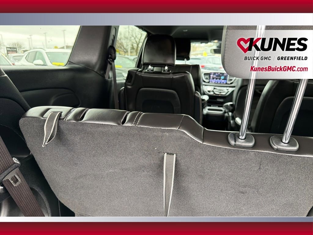 Used 2025 Chrysler Pacifica Select image 43