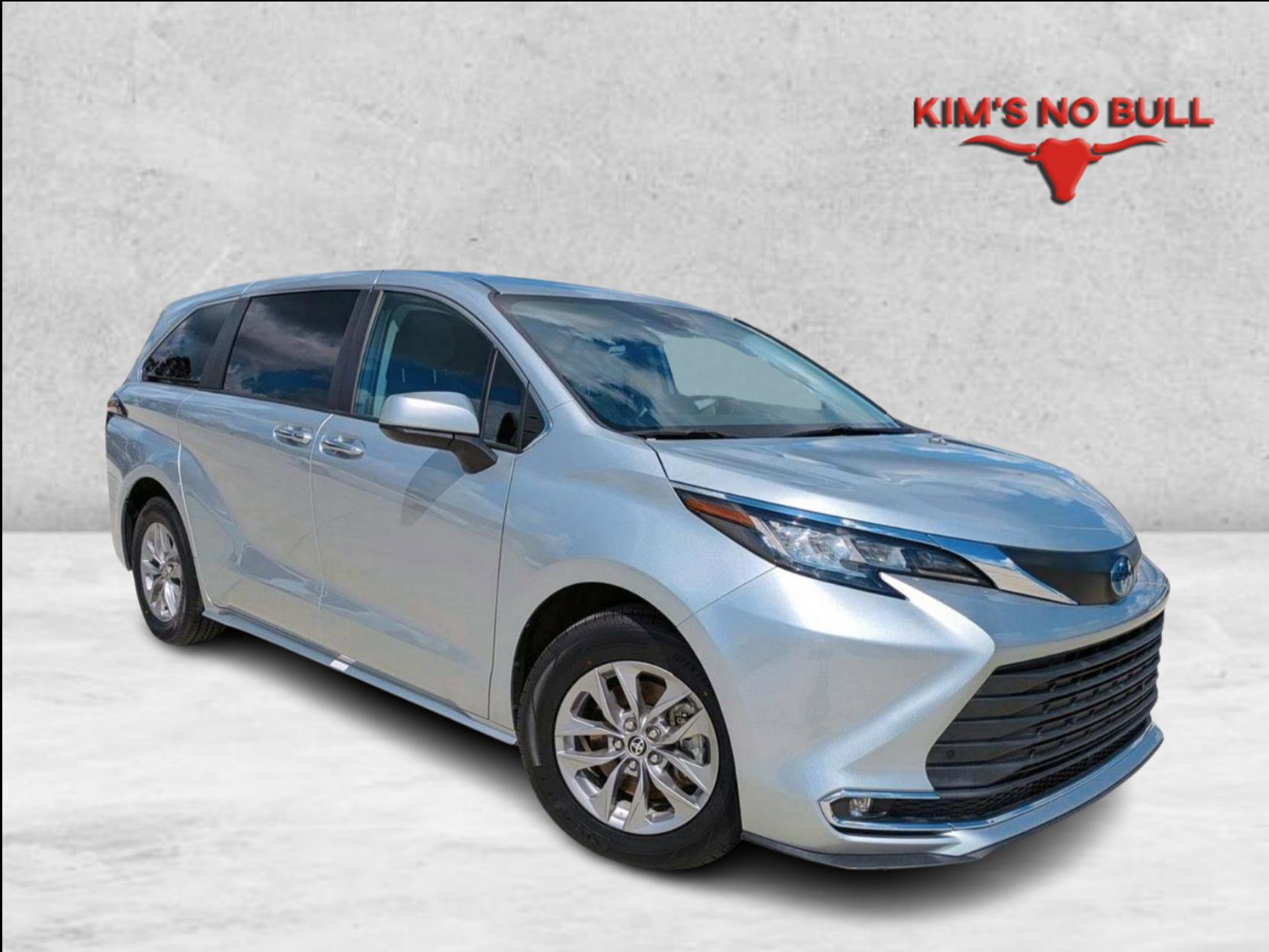 Certified 2022 Toyota Sienna XLE image 1