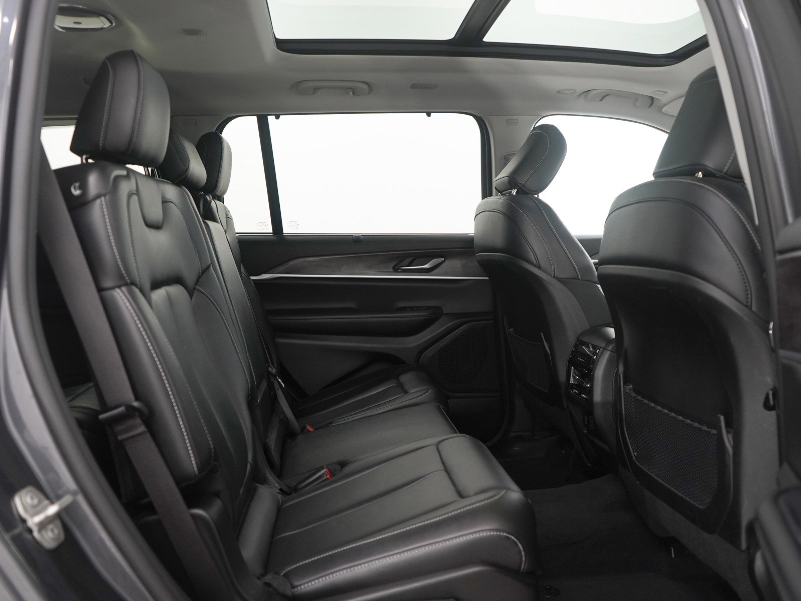 Used 2023 Jeep Grand Cherokee L Limited w/ Luxury Tech Group II image 12