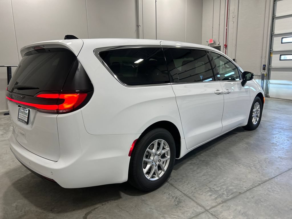 New 2027 Chrysler Pacifica Select FWD image 6