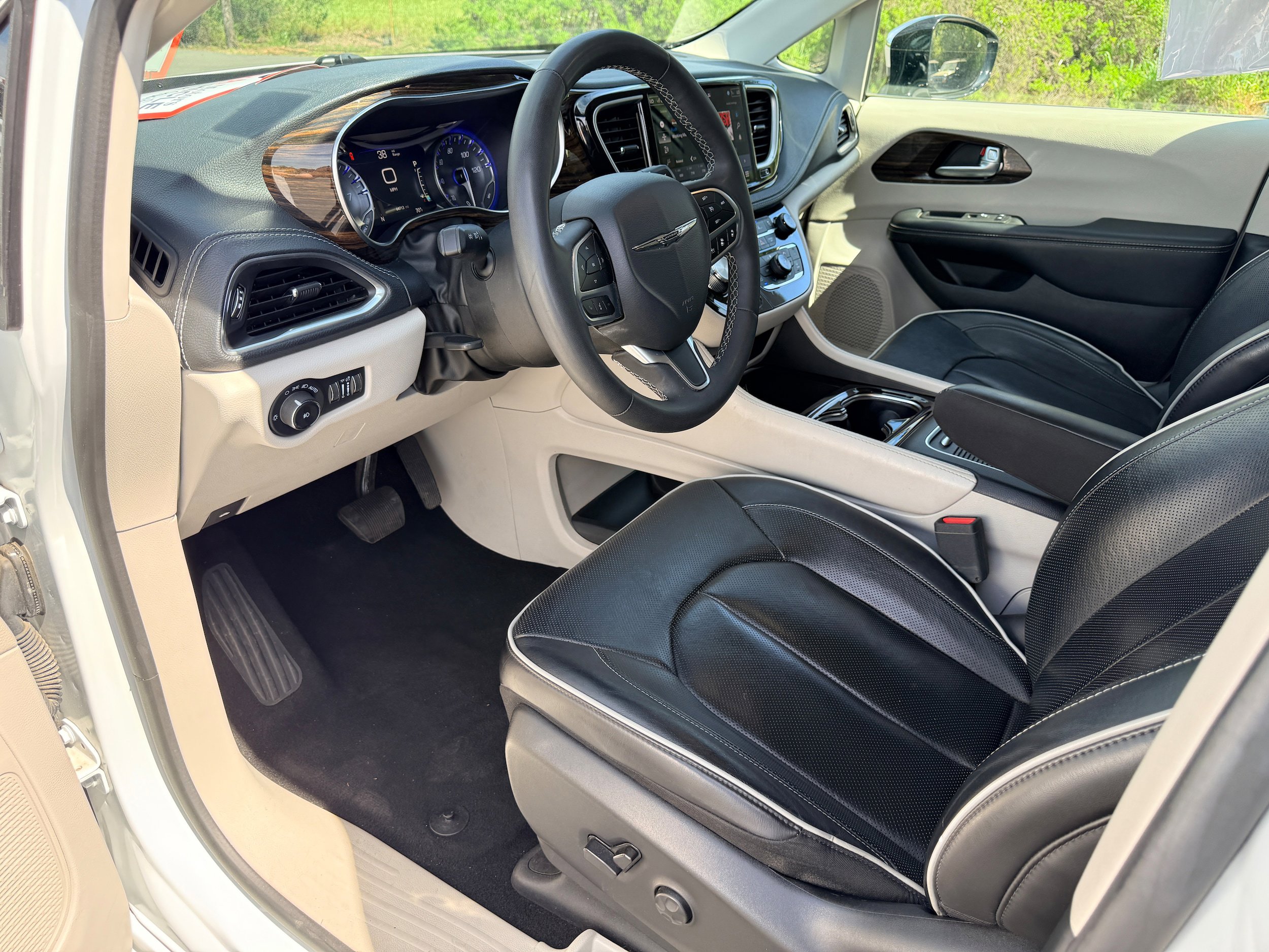 Used 2023 Chrysler Pacifica Limited FWD image 12