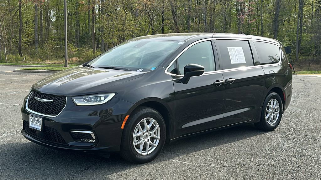 Used 2023 Chrysler Pacifica Touring-L image 2