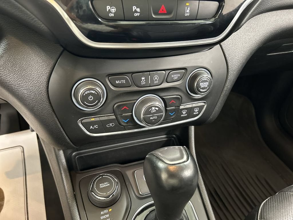 Used 2021 Jeep Cherokee Limited AWD/4WD image 16