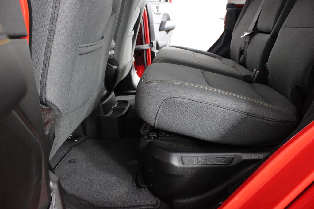 Used 2025 Jeep Wrangler Unlimited Sahara w/ Safety Group AWD/4WD image 16