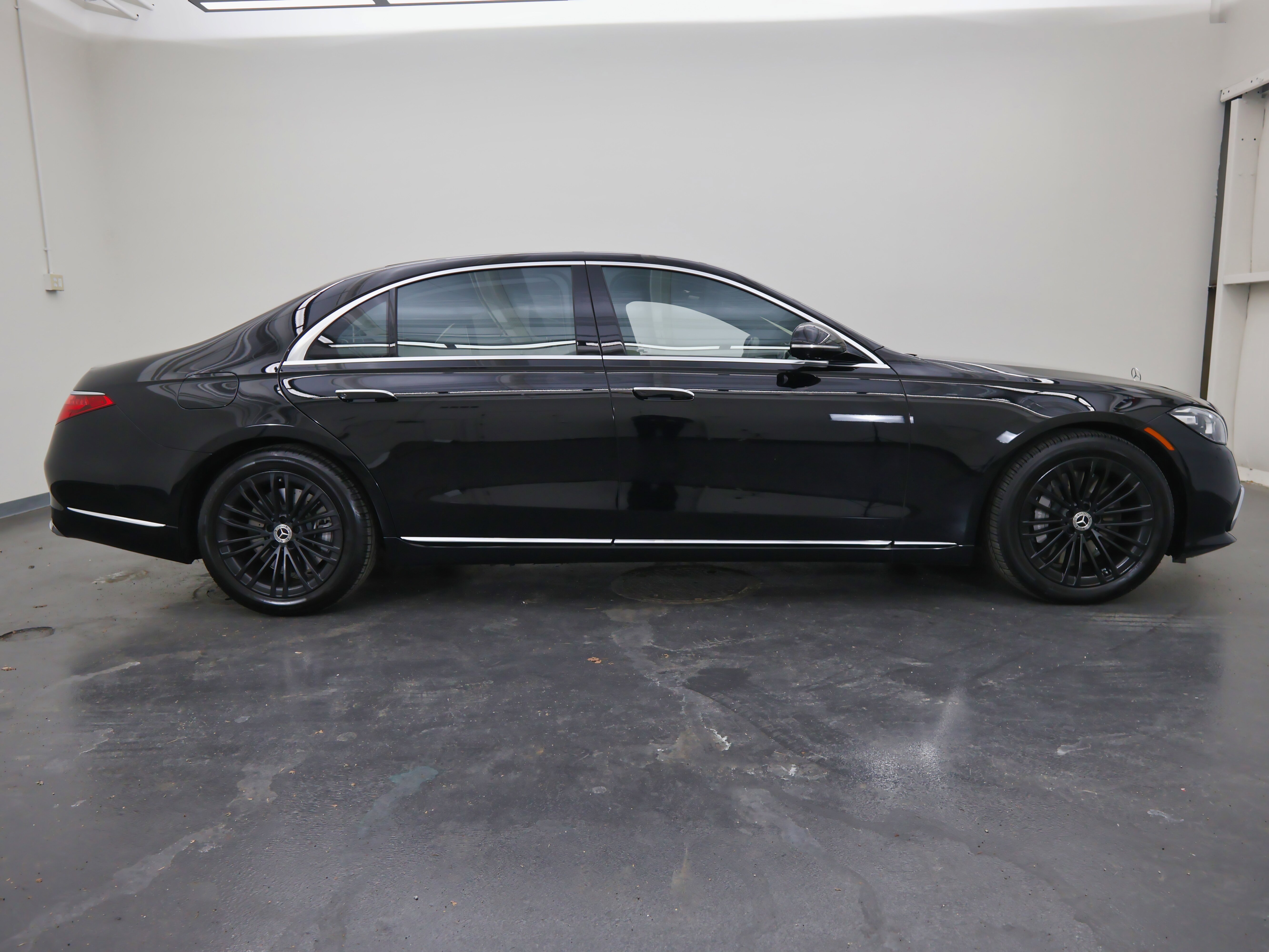 Used 2023 Mercedes-Benz S 580 4MATIC Sedan image 2