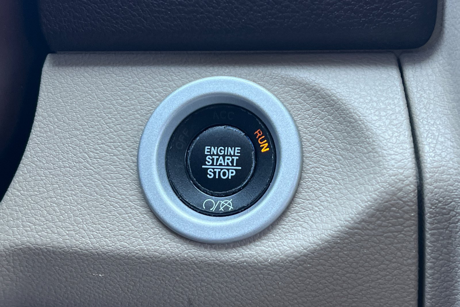 Used 2018 RAM 1500 Laramie w/ Convenience Group AWD/4WD image 25
