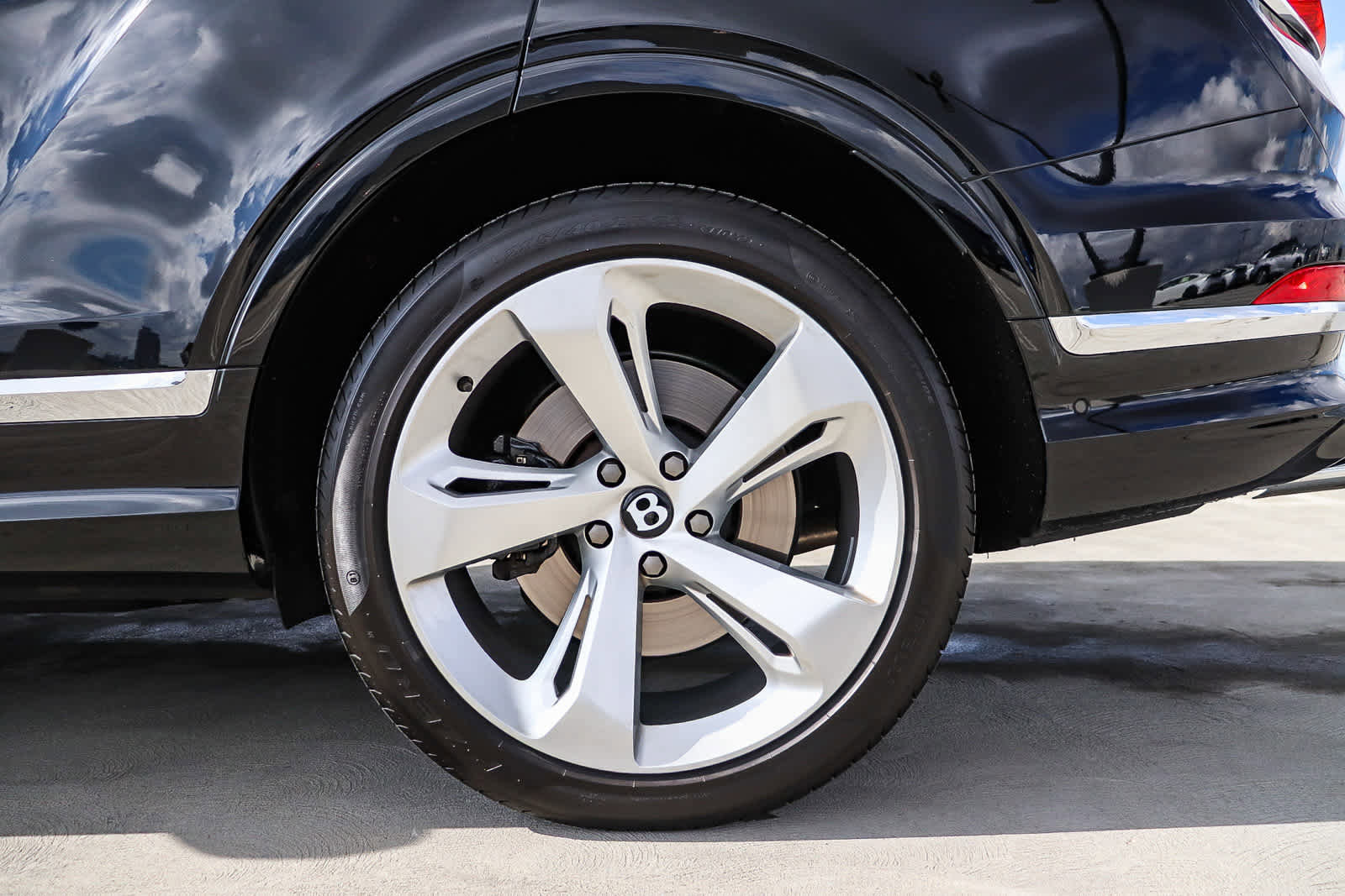 Used 2021 Bentley Bentayga image 13
