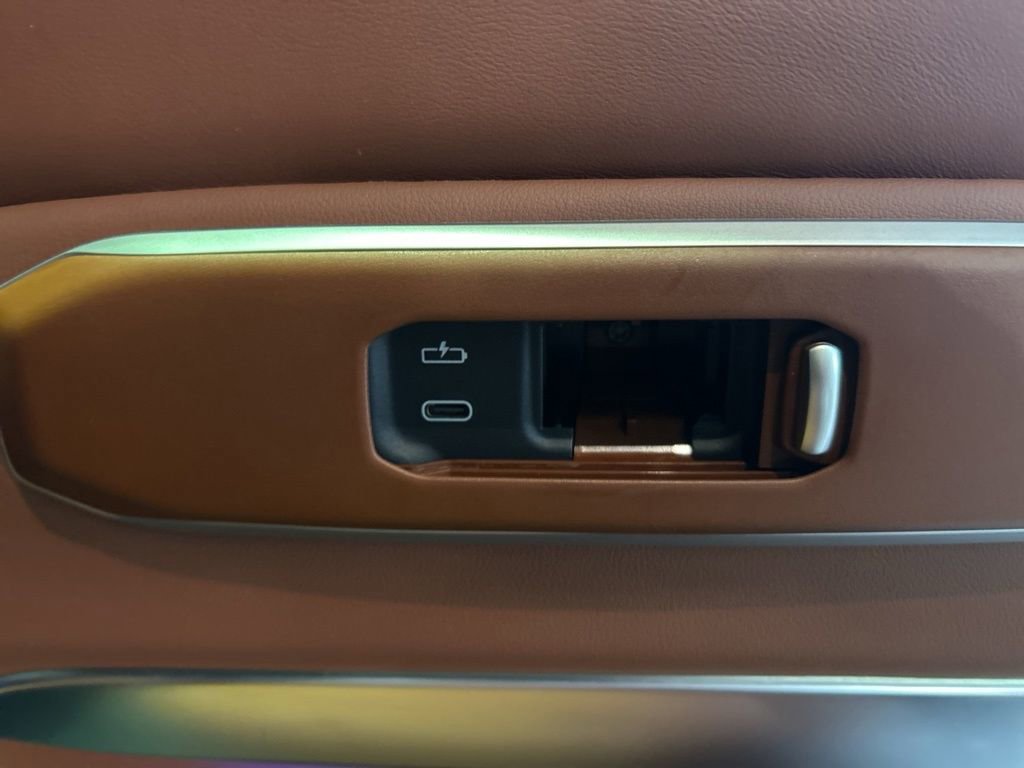 Used 2023 BMW X7 M60i w/ Executive Package image 33