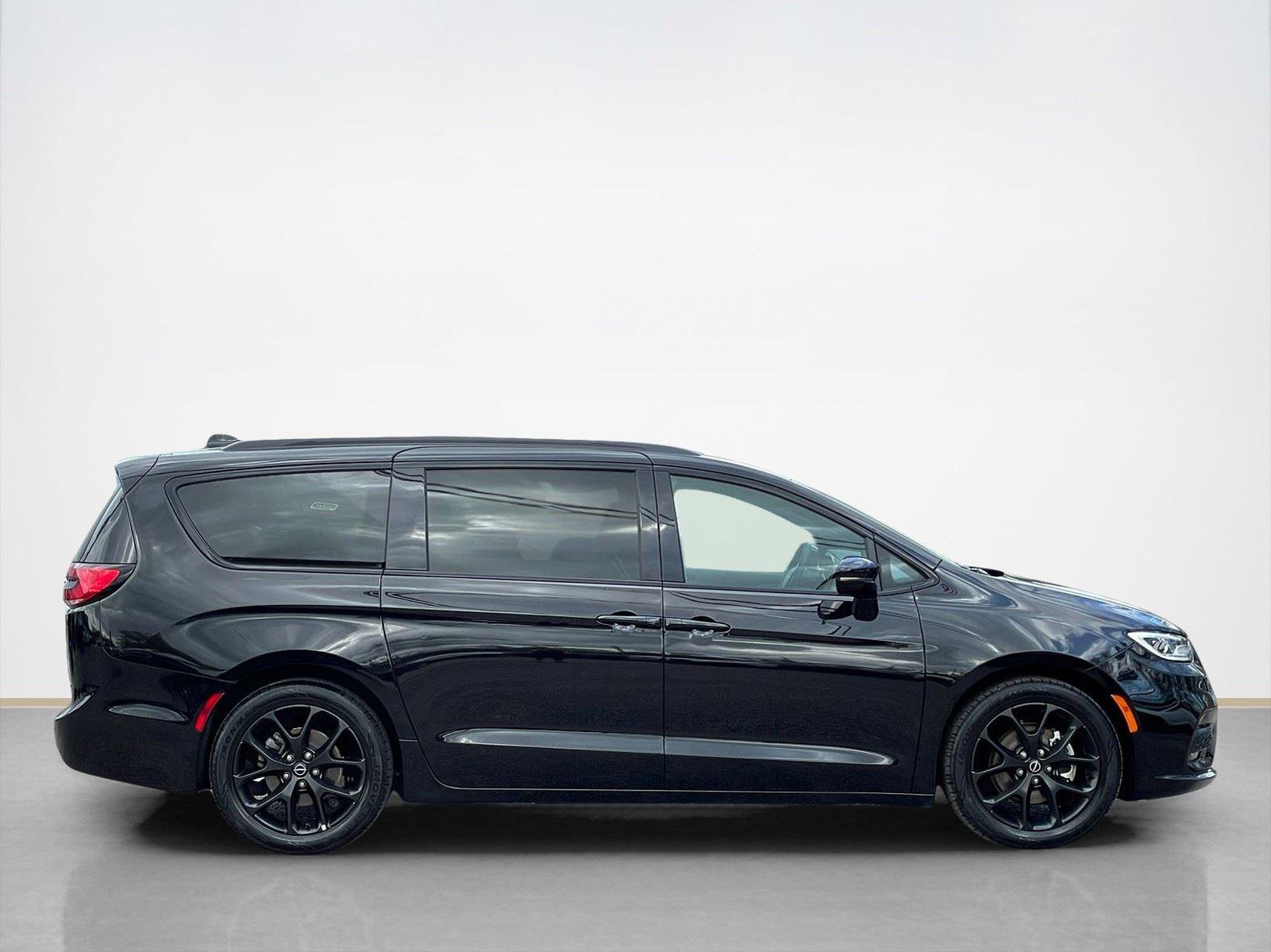 Certified 2025 Chrysler Pacifica Limited image 9