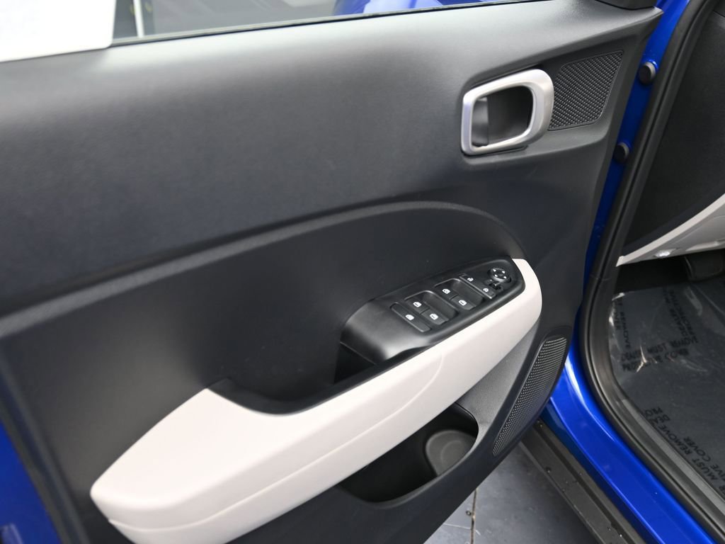 Certified 2025 Hyundai Venue SEL image 14