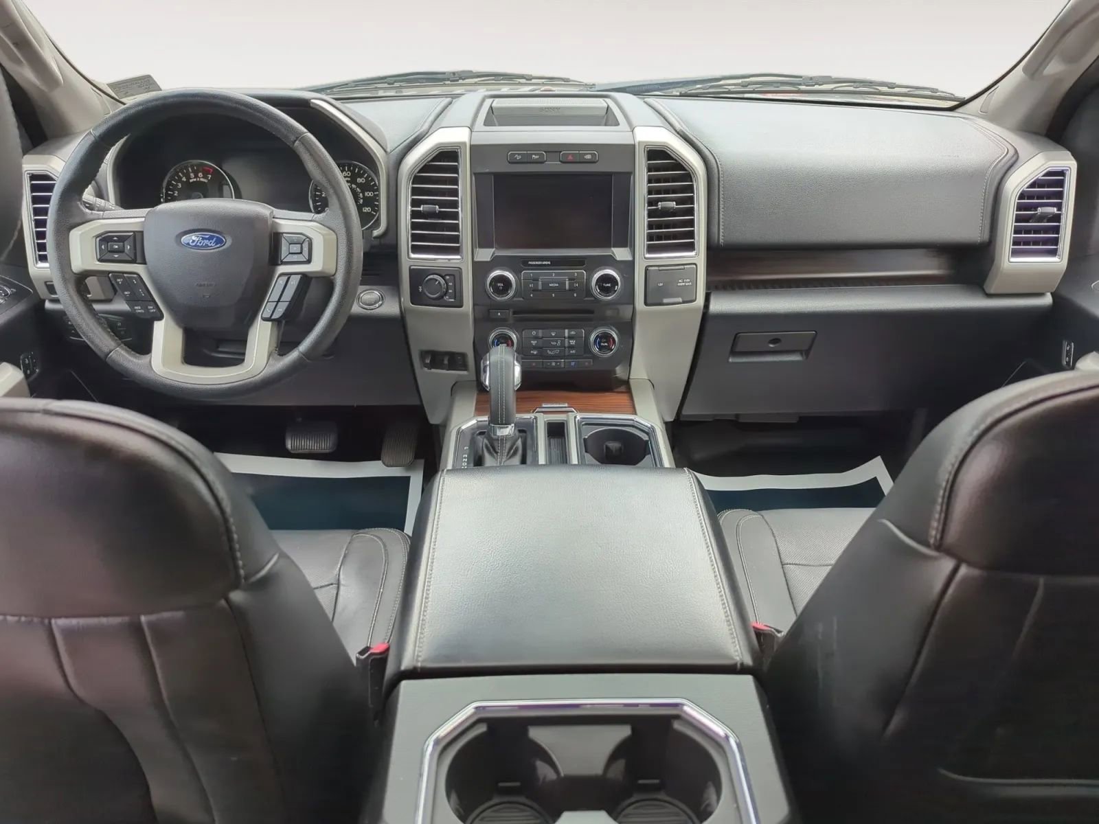 Used 2015 Ford F150 Lariat w/ Equipment Group 502A Luxury AWD/4WD image 4