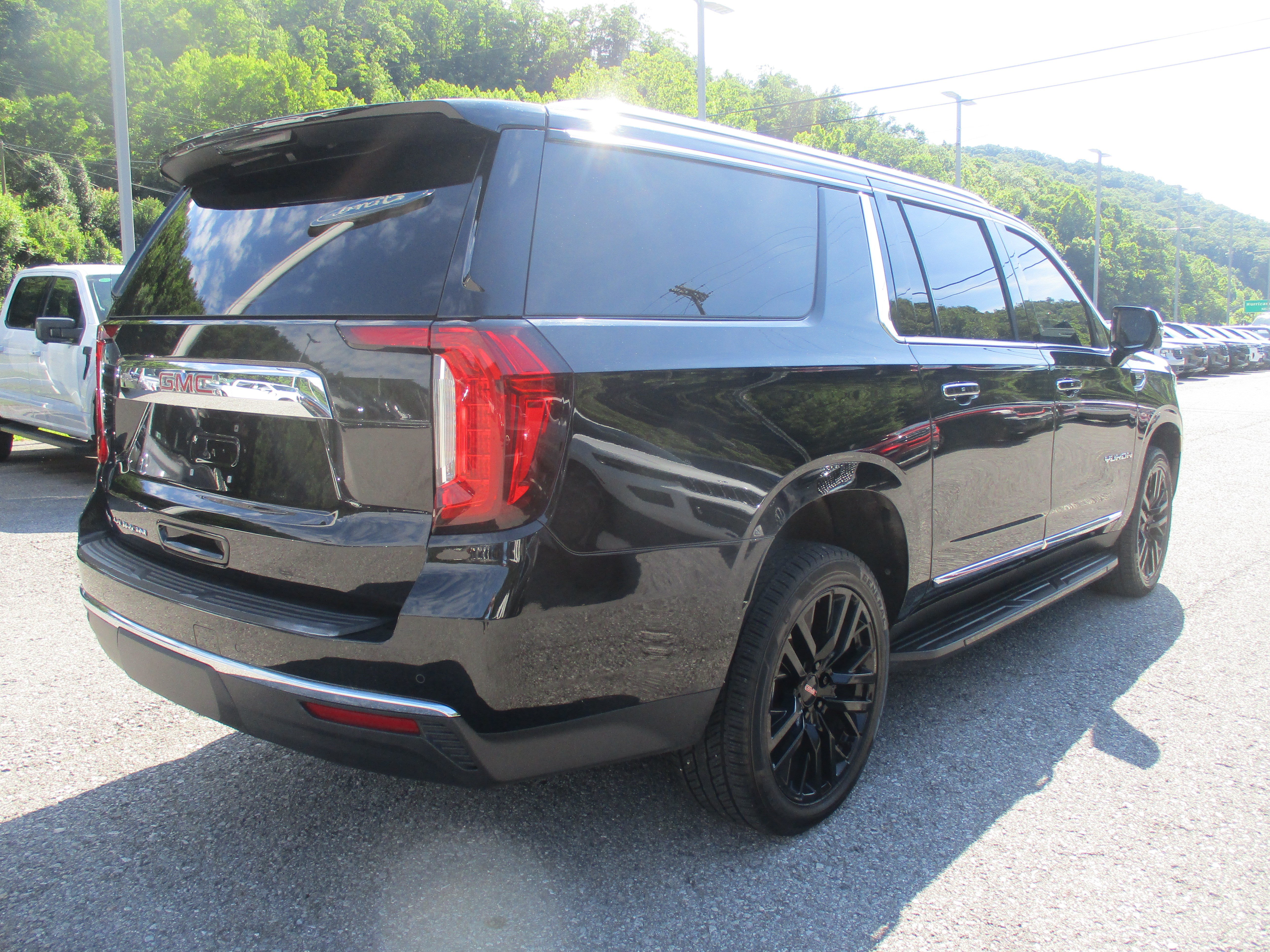 Used 2023 GMC Yukon XL SLT w/ SLT Luxury Package AWD/4WD image 4