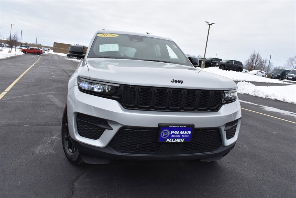 Used 2024 Jeep Grand Cherokee Altitude image 2