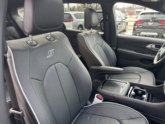 New 2026 Chrysler Pacifica Limited w/ S Appearance Package FWD image 14