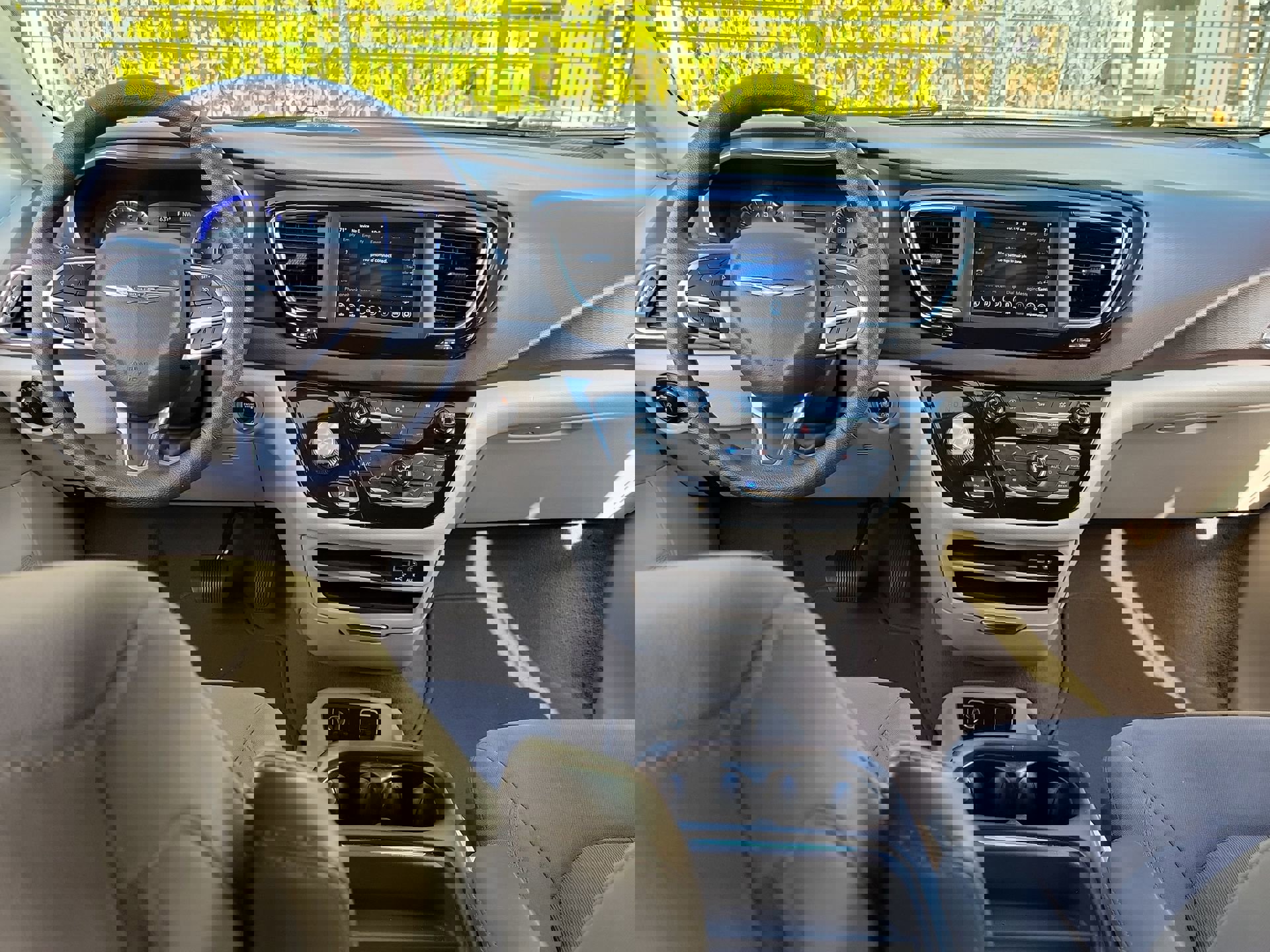 Used 2020 Chrysler Pacifica Touring w/ Tire & Wheel Group image 15