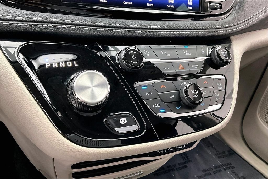 Used 2023 Chrysler Pacifica Touring-L FWD image 32