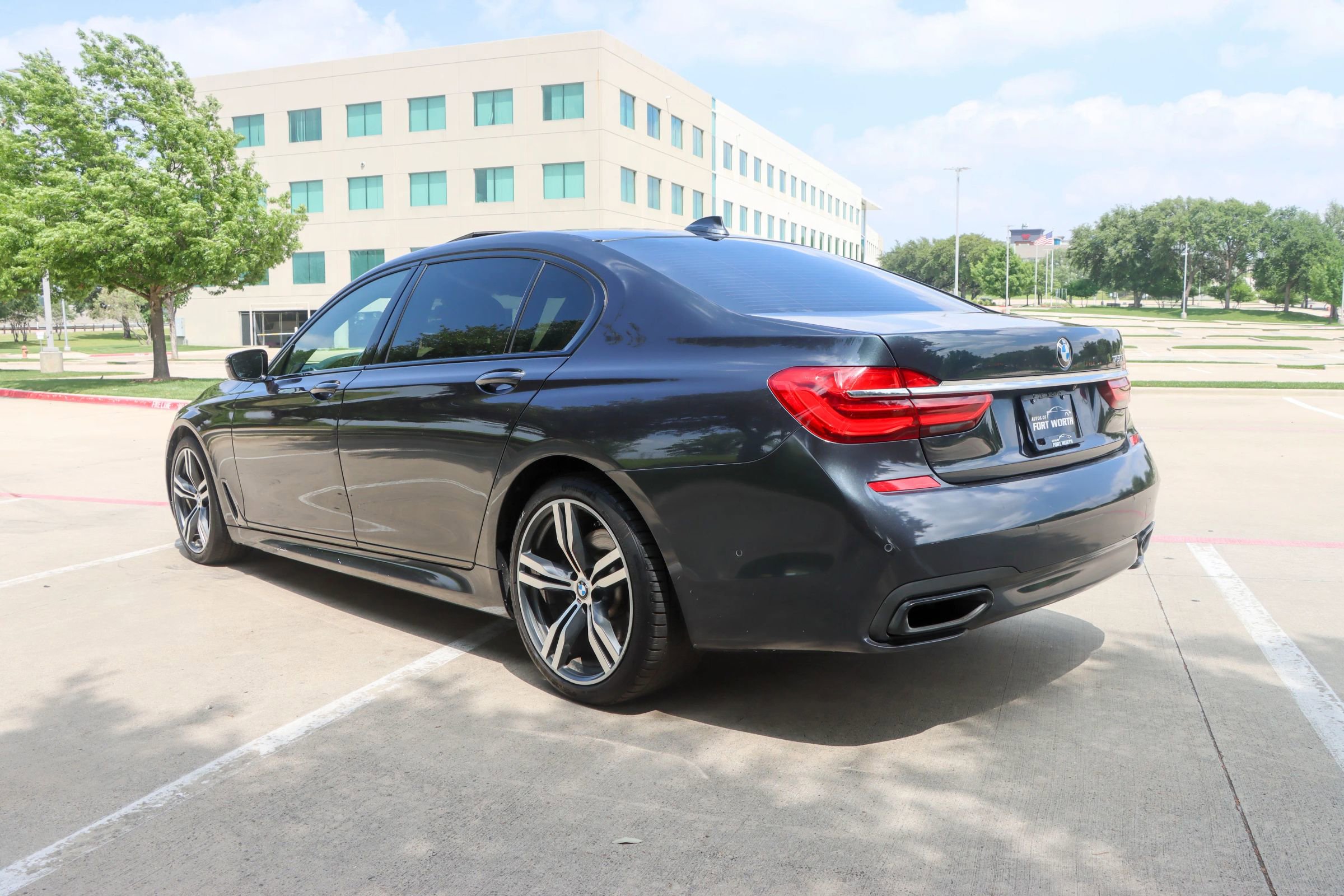 Used 2019 BMW 750i w/ Executive Package RWD image 5