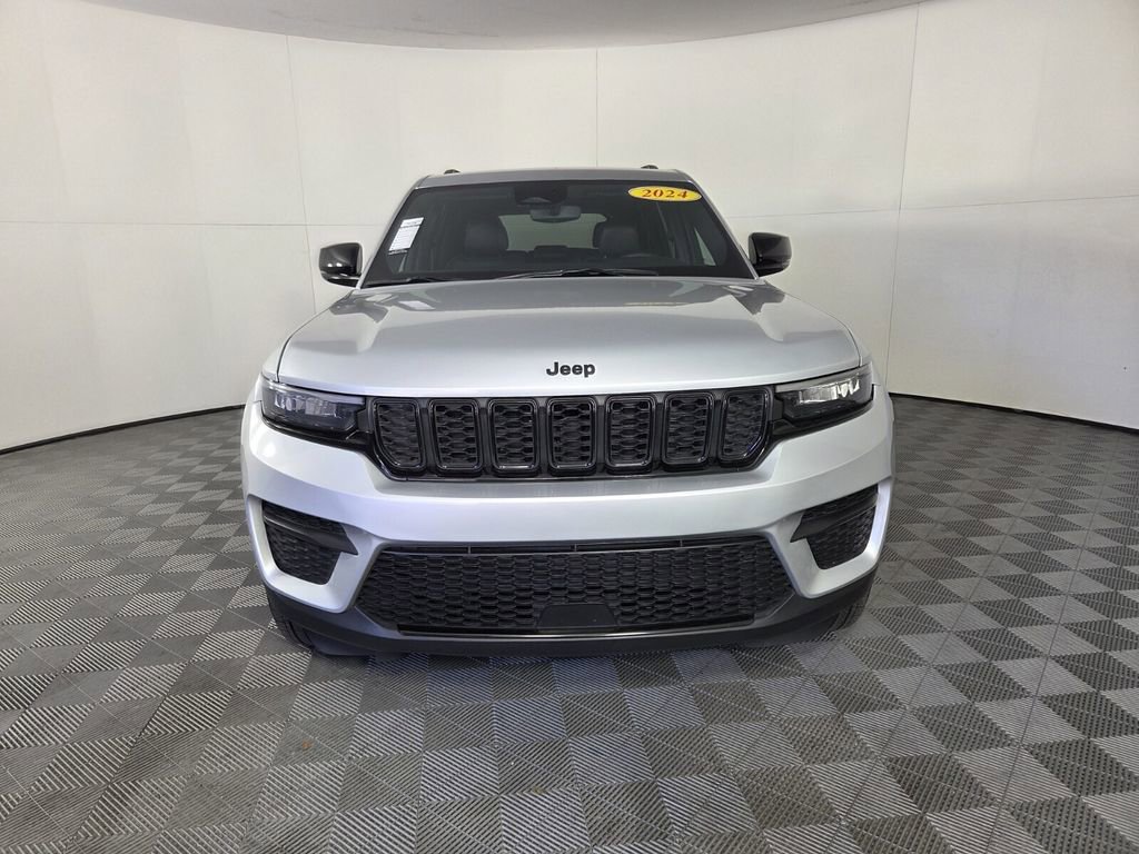 Certified 2024 Jeep Grand Cherokee Altitude image 3