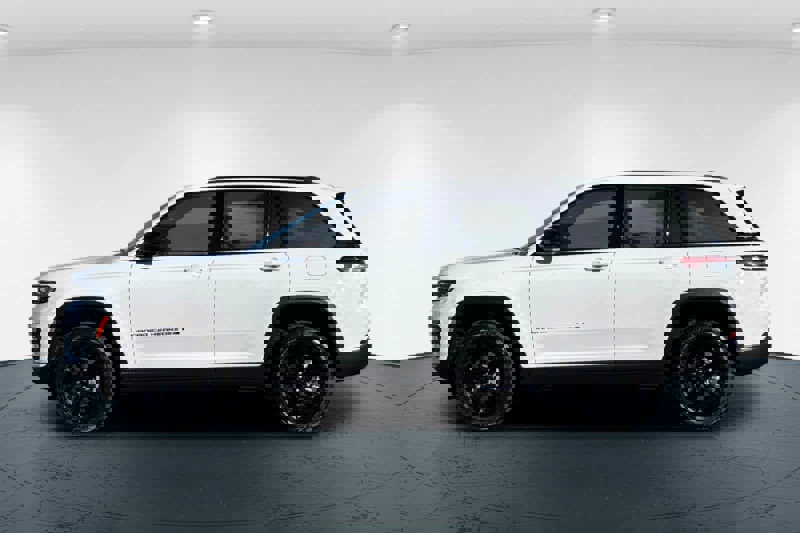 New 2025 Jeep Grand Cherokee Laredo image 9