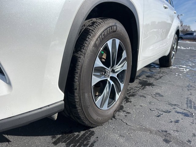 Used 2025 Toyota Highlander XLE image 11