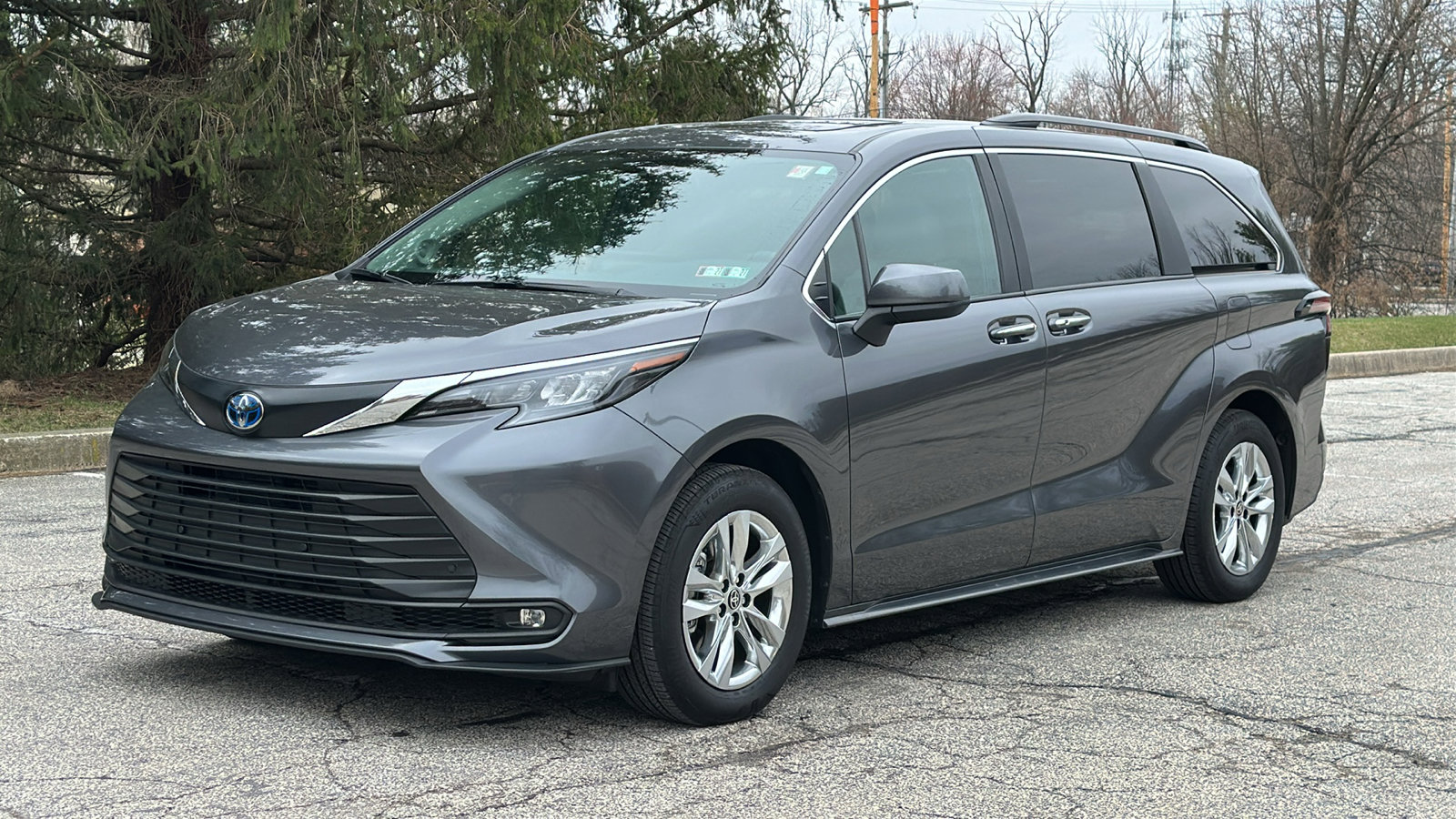 Used 2025 Toyota Sienna XLE w/ XLE Plus Package image 2