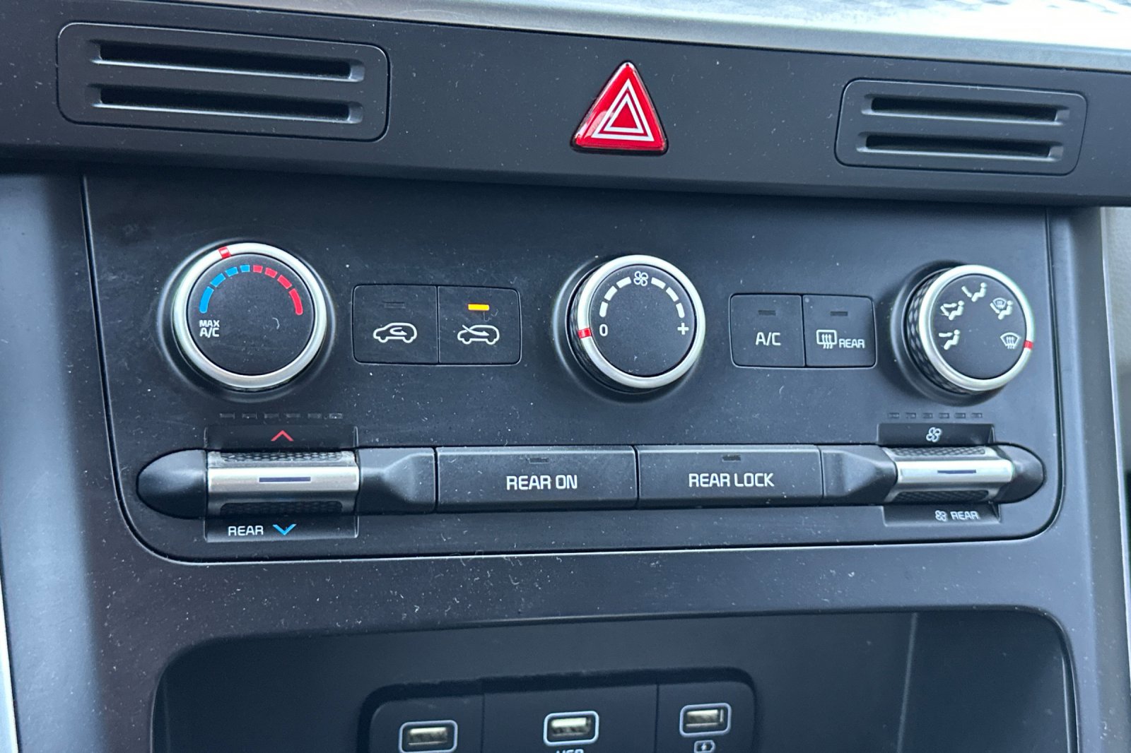 Used 2022 Kia Carnival LX image 21