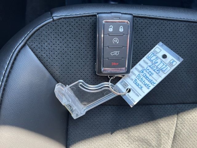 Used 2025 Jeep Grand Cherokee Altitude image 16