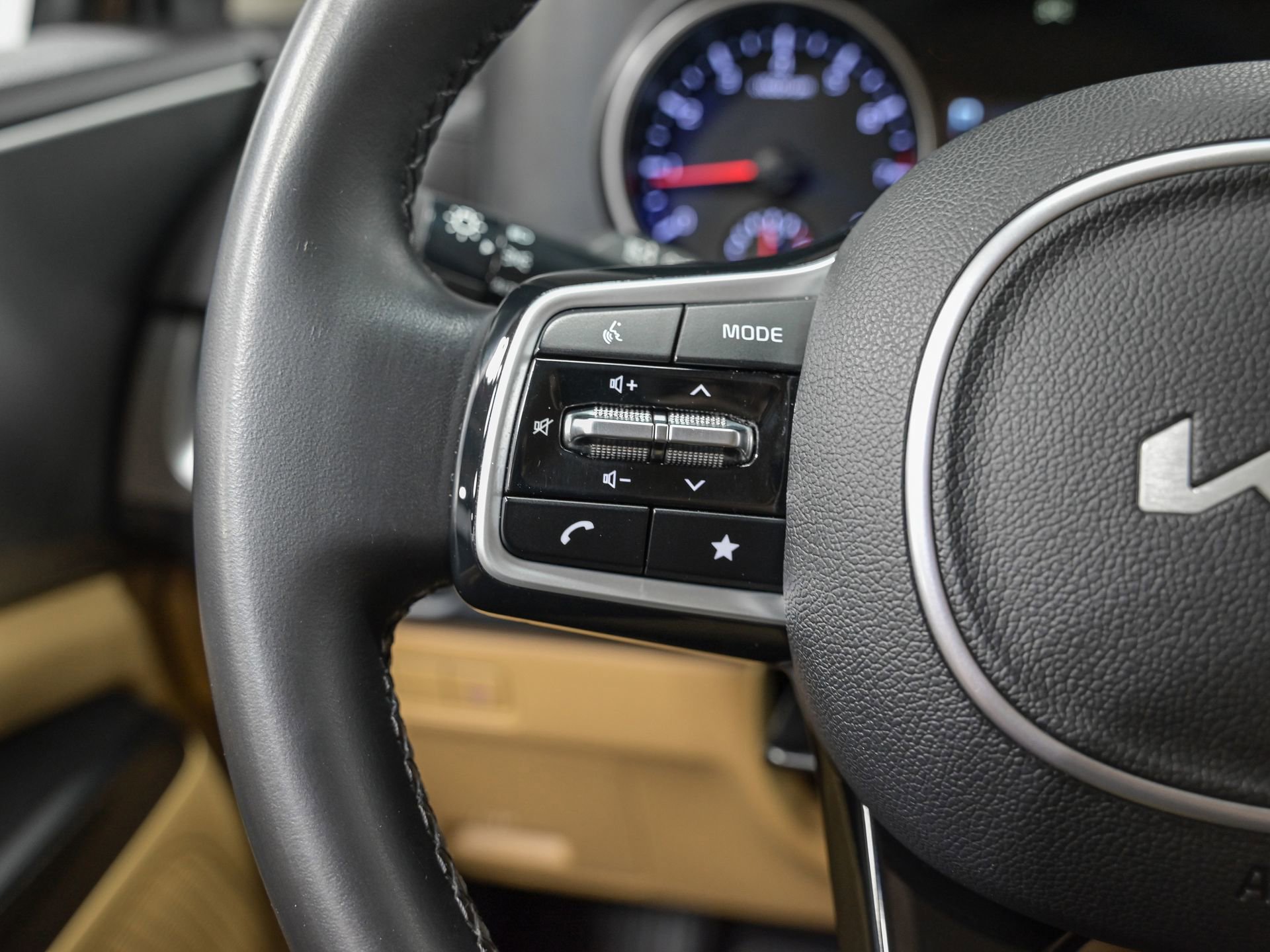 Used 2023 Kia Carnival LX image 19