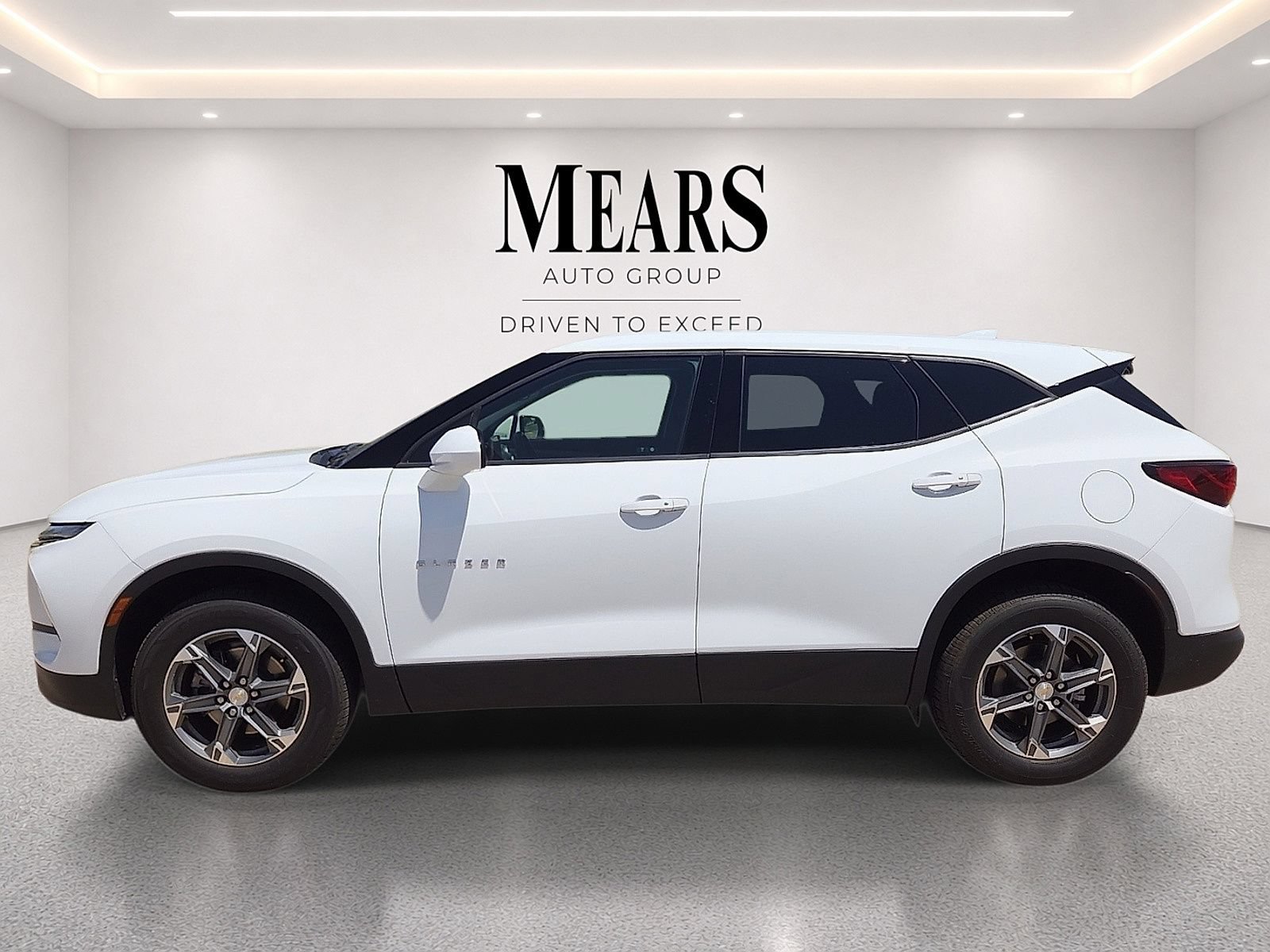 Used 2025 Chevrolet Blazer LT AWD/4WD image 2